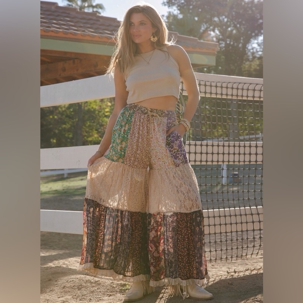 YOUNG THREADS NWT Pants Palazzo Printed Tiered Lace Size Small - xlarge - Picture 2 of 2